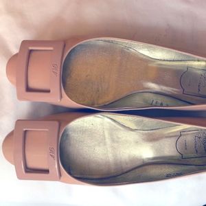 Roger Vivier Nude Leather Gommette Ballerina Flats